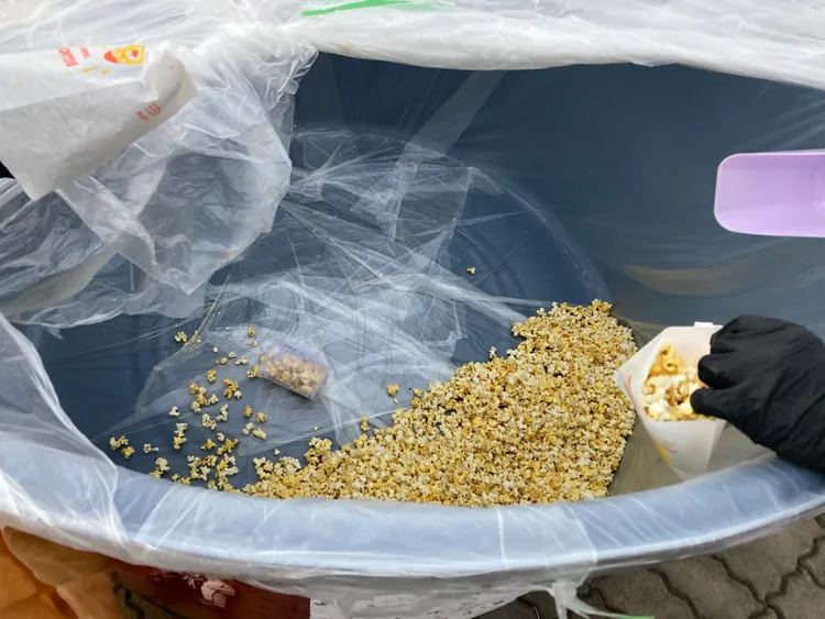 爆米花桶快見底。讀者提供