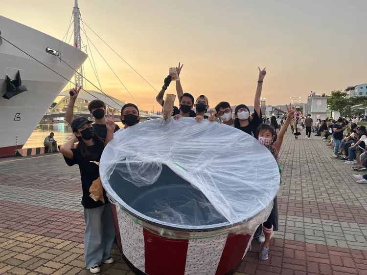 巨無霸桶爆米花，經3個多小時發送，桶子見底、全部送光光。讀者提供