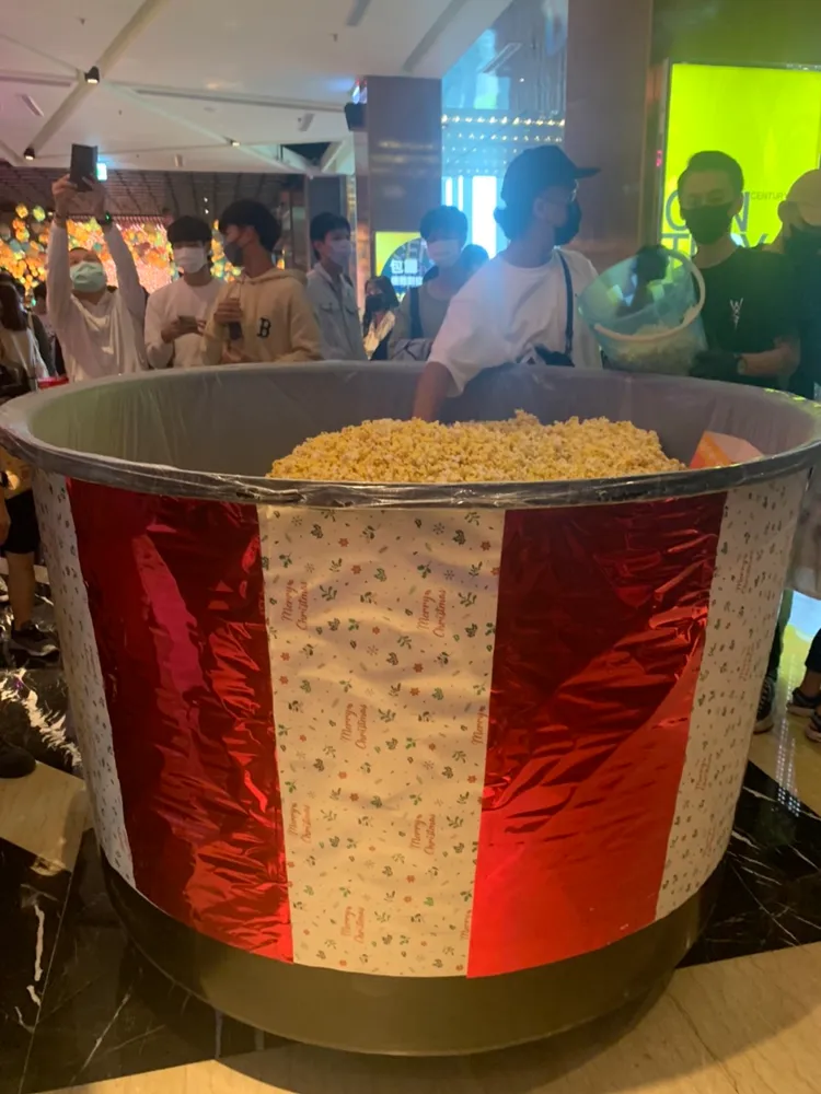 巨形爆米花桶在影城中引發側目。吳慧芬攝