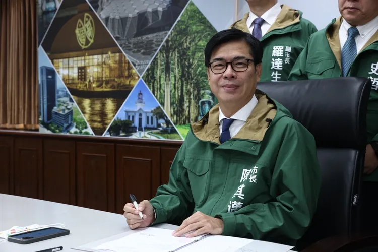 陳其邁簽署第一件公文，任命各局處首長人事。市府提供