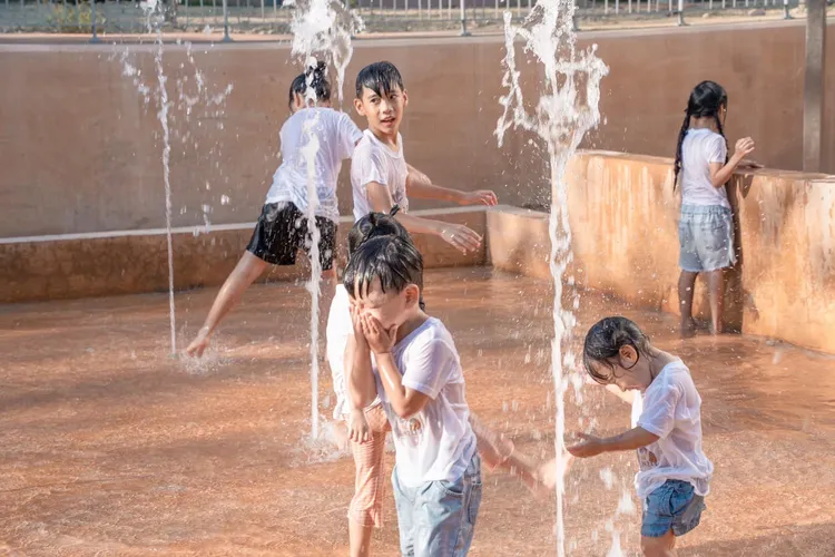 網紅林叨媽在臉書貼出今天全家遊壽山動物園照片，頂著豔陽天的孩子們，在園內玩水、濕透全身。翻攝自臉書林叨囝仔