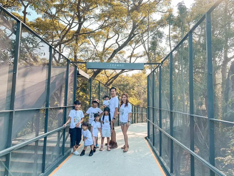 懷著7寶的網紅林叨媽在臉書貼出今天全家遊壽山動物園照片，高雄的豔陽天，讓許多北部網友感到驚訝。翻攝自臉書林叨囝仔