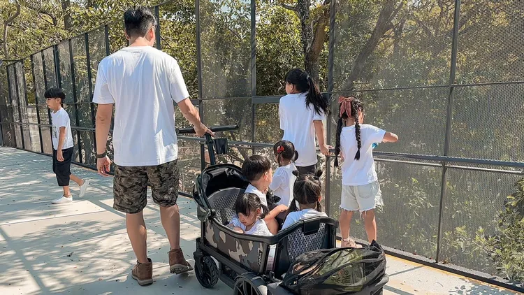 懷著7寶的網紅林叨媽在臉書貼出今天全家遊壽山動物園照片，高雄的豔陽天，讓許多北部網友感到驚訝。翻攝自臉書林叨囝仔