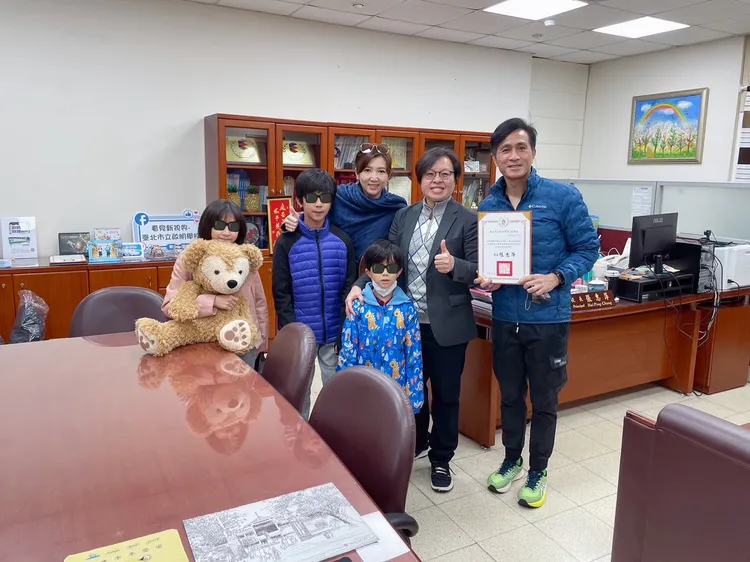 廖家儀全家5口去啟明學校做公益。民視提供
