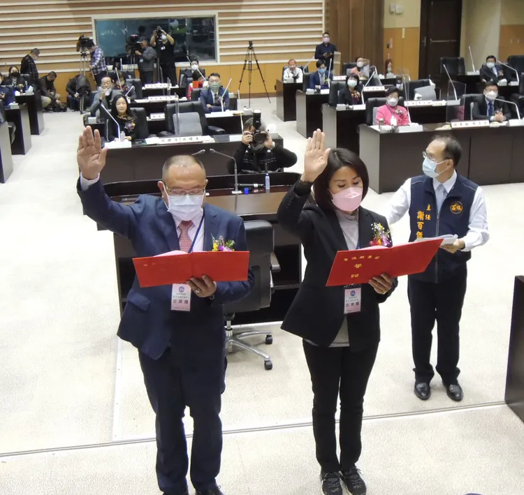 李文斌（左）、張淑芬（右）當選苗栗縣正、副議長宣誓就識。民眾提供