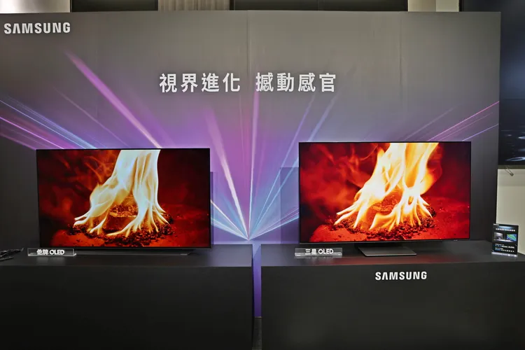 與同尺寸65吋OLED顯示器比較，右三星亮度明顯較高。翁玉信攝