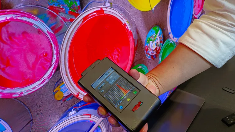 獲Pantone Validated認證，精準呈現逾2,000種Pantone色彩。翁玉信攝