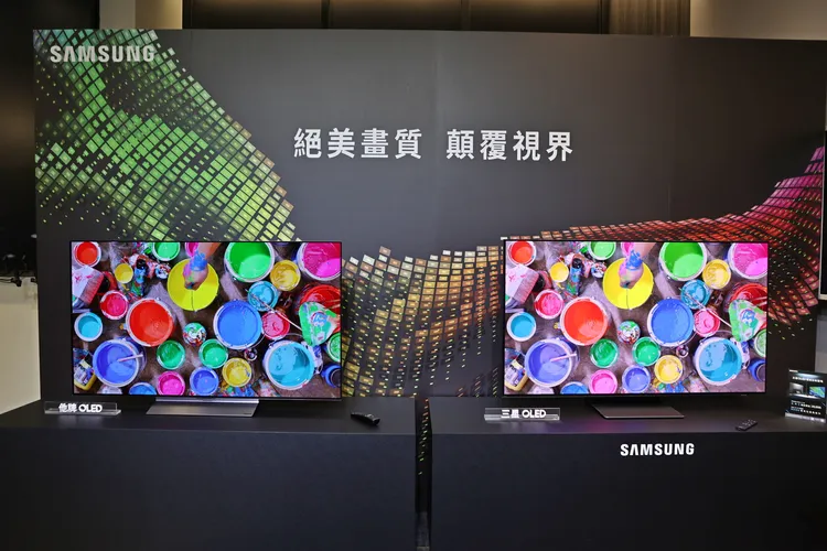 與同尺寸55吋OLED顯示器比較，右三星色彩鮮明飽合。翁玉信攝