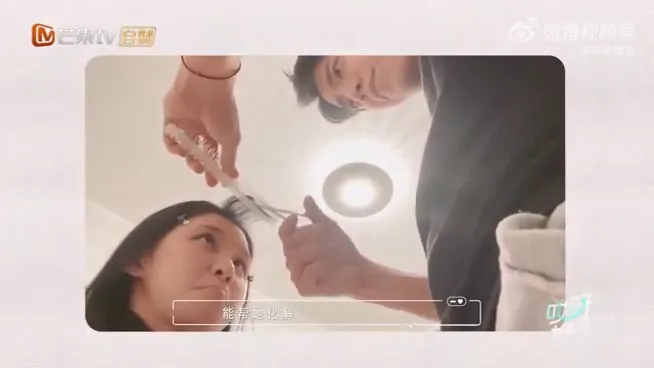 王大陸幫蔡卓宜剪頭髮。翻攝《哎呀好身材》