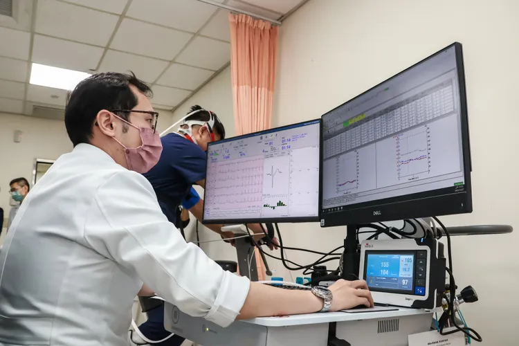 醫師透過儀器監測病人心肺狀況。趙世平攝