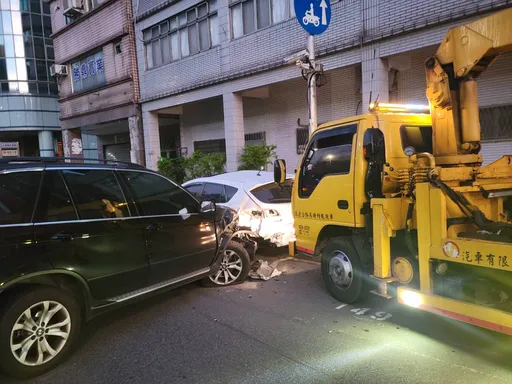 BMW休旅車失控連撞2車　肇事駕駛棄車逃逸無蹤