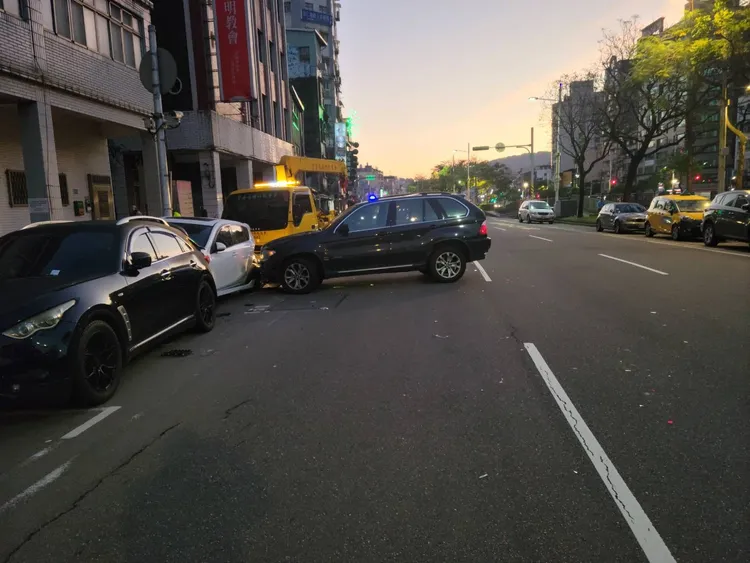 休旅車垂直撞上停在路邊的車輛。民眾提供