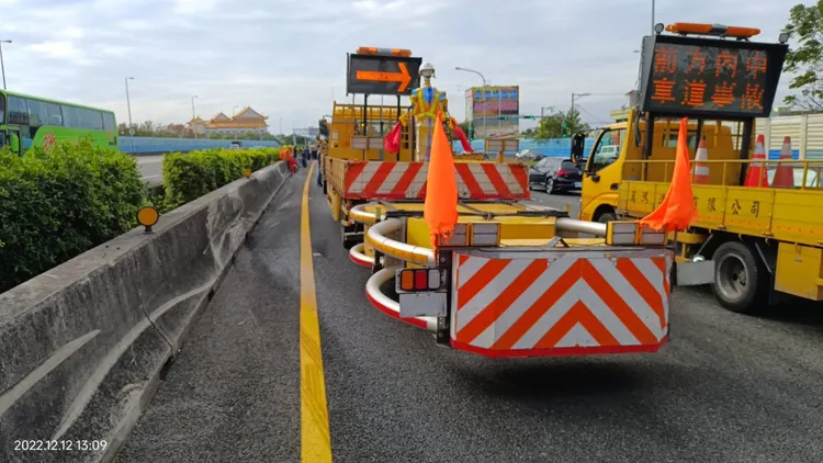 國道警方調派防撞車到場維安，避免後方車再追撞。警方提供