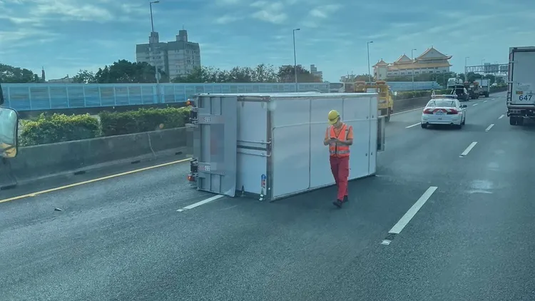 貨車側翻路中，所幸駕駛並未受傷。取自《記者爆料網》