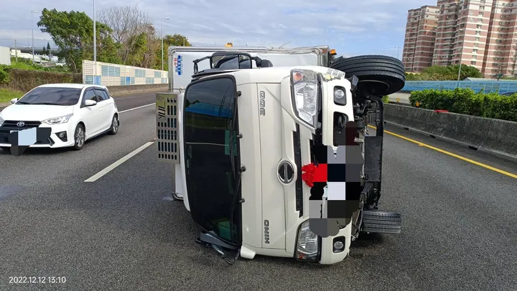 貨車為閃避掉落拖吊桿，側翻在中內線車道上。民眾提供