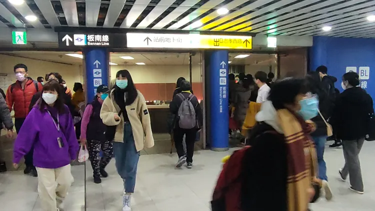 台北火車站通往捷運站的通道人潮。黃子騰攝