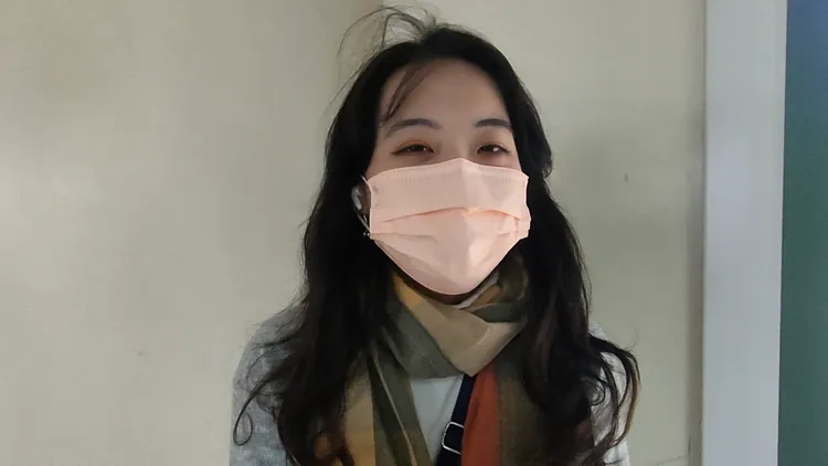 葉小姐（23歲、研究生）表示，天氣冷又下雨只想回家休息，希望新的一年平平安安賺大錢。黃子騰攝