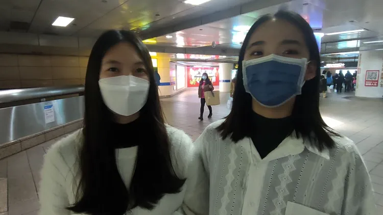 蘇姓與呂姓高中生前往K書中心，希望明年能順利考上大學。黃子騰攝