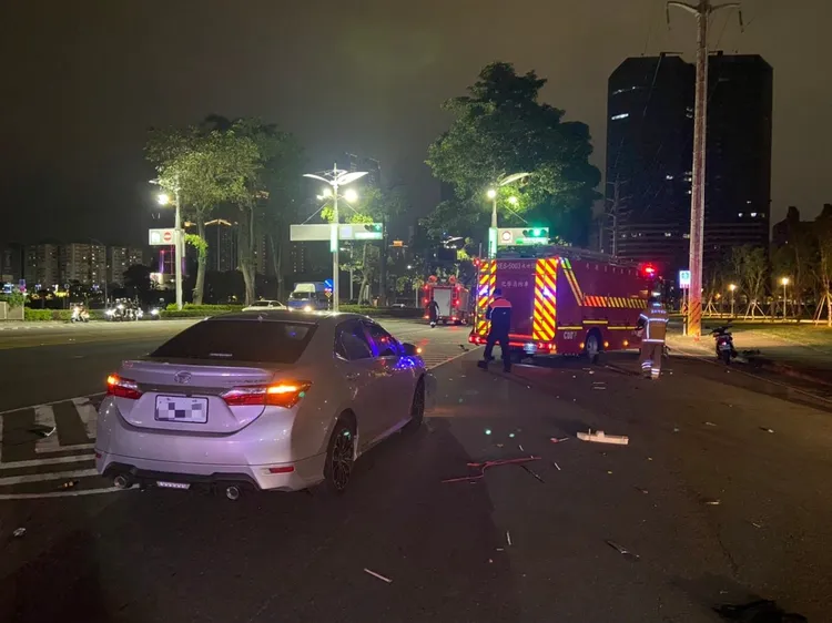 高雄市中山三路與光華三路口發生死亡車禍。讀者提供