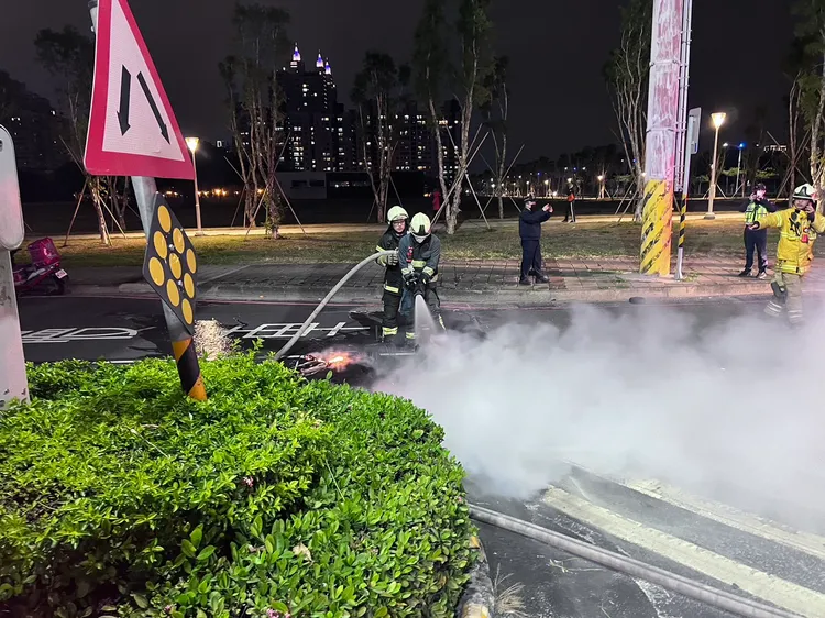 消防人員趕抵現場滅火。讀者提供