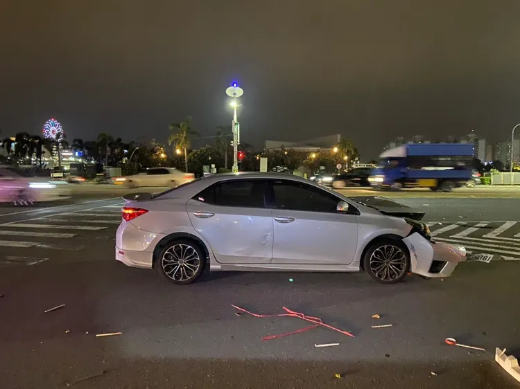 無照駕駛的劉男追撞前方拾荒老人，回收物散落一地。讀者提供