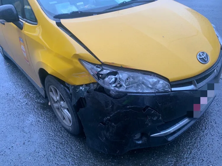 計程車車頭受損。翻攝畫面