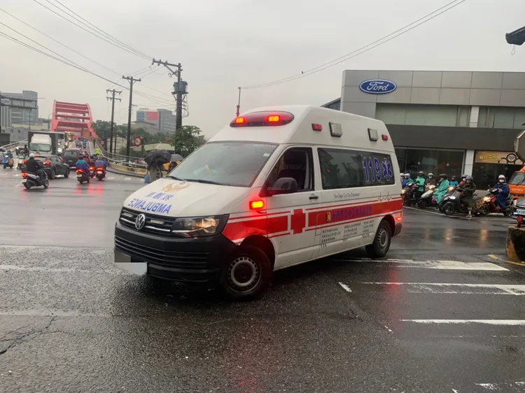 救護車遭撞後，左側車頭板金受損。翻攝畫面