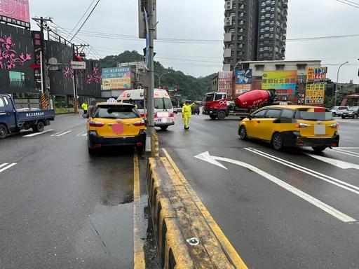 新北救護車鳴笛出勤挨撞 疑計程車未禮讓先行幸無人傷