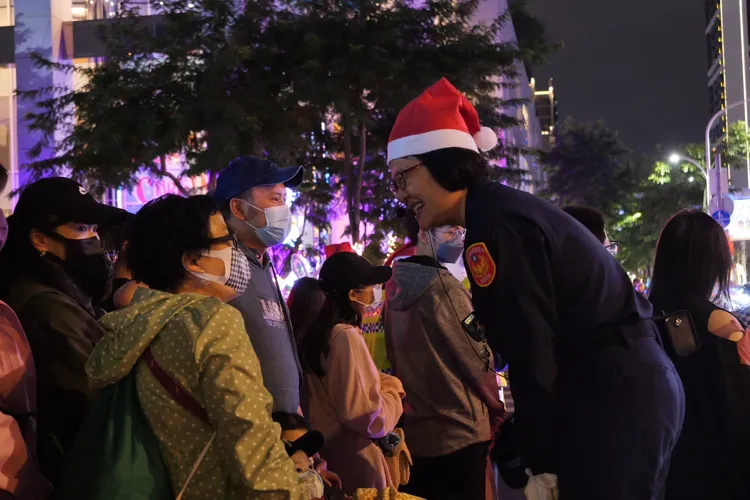 警方與民眾互動。警方提供