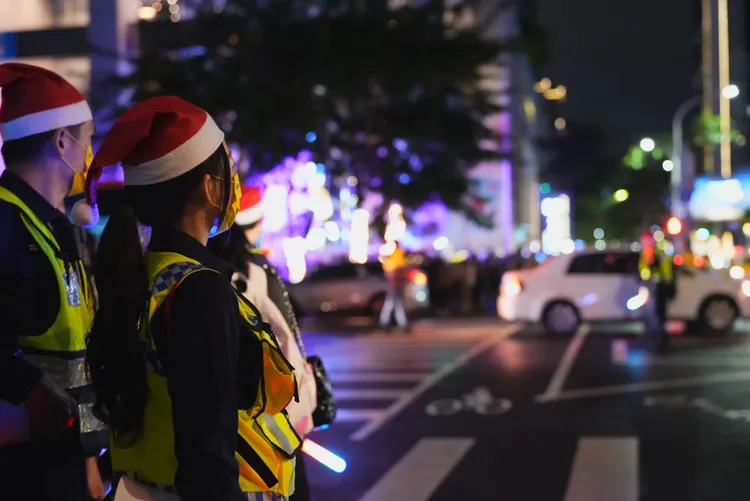 警方執勤執戴著聖誕帽。警方提供