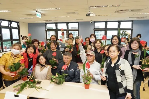 卸任回台大同事想送花歡迎 柯文哲:別浪費!不如送我這包