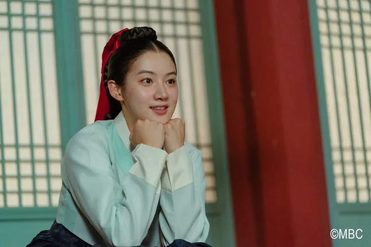 朴柱炫在劇中向王表示自己能被死去的世子嬪附身。Hami Video提供