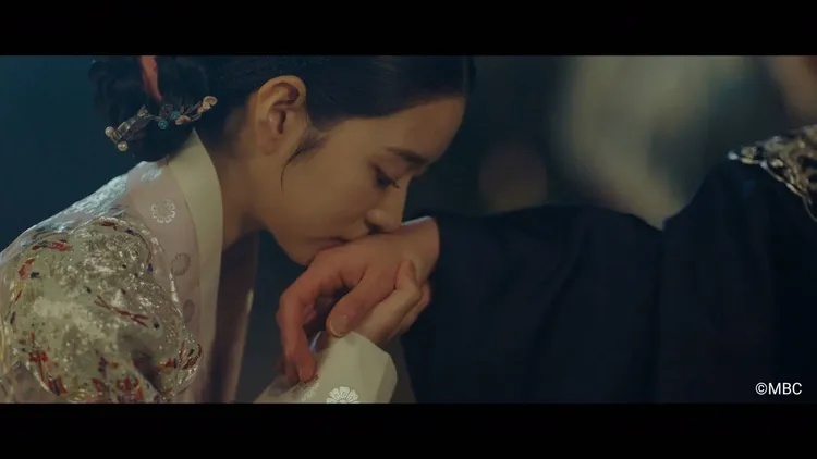 IZ*ONE出身的金珉周轉戰演員，在《禁婚令》中飾演才貌雙全的世子嬪「安子妍」 。Hami Video提供