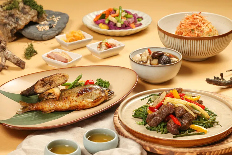 花蓮館「刺蔥香魚甘露煮」，以日式甘露煮融合在地原生食材，將整尾香魚烤至表面焦黃，再與特製醬汁燉煮至魚骨脆化，恣意品嘗嘴裡躍動的魚卵，大大滿足。煙波提供