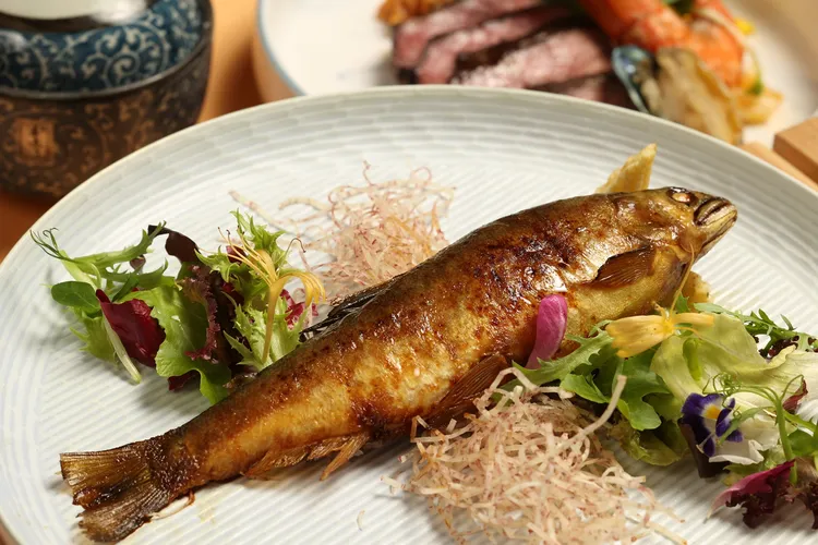 台南館「蜜柚桂花香魚沙拉」，將整隻爆卵香魚烤至表面焦香鎖住原始鮮味，並加入微酸柚子汁增添果香層次，富食趣又開胃。煙波提供