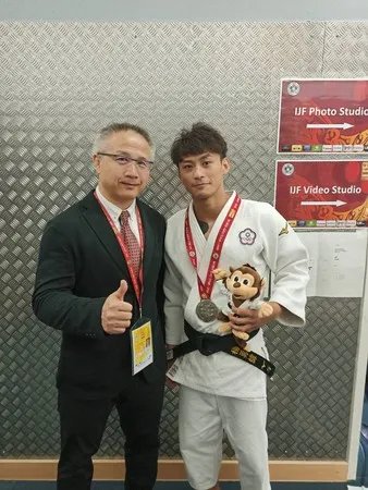 劉文等（左）獲選最佳教練。