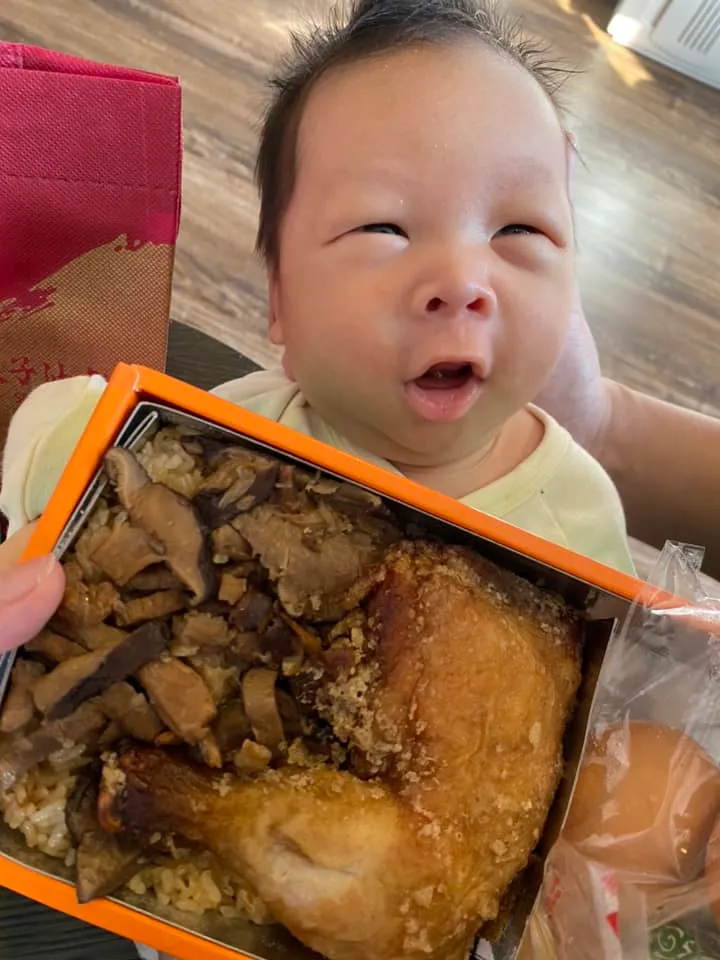 張齡予為寶寶小班長滿月送出油飯。翻攝張齡予臉書