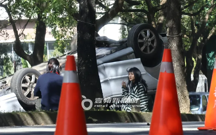 黃河（左）和李玲葦坐著等待導演確認畫面。特勤中心攝