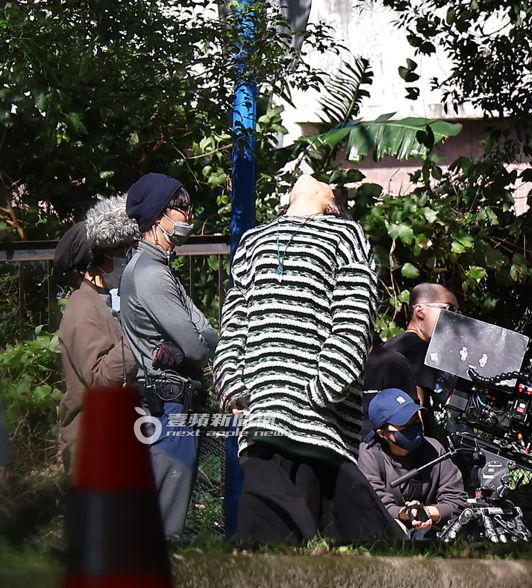 李玲葦（中）在路旁伸懶腰稍作休息。特勤中心攝
