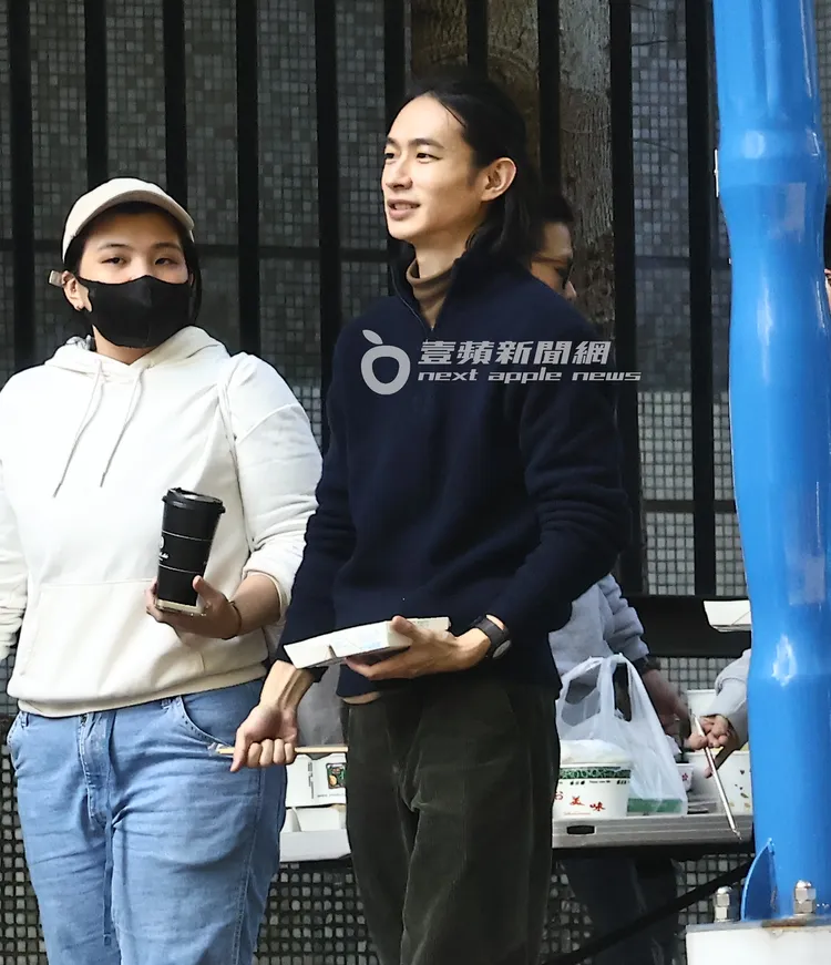 中午放飯時間，黃河（右）排隊依序領便當。特勤中心攝