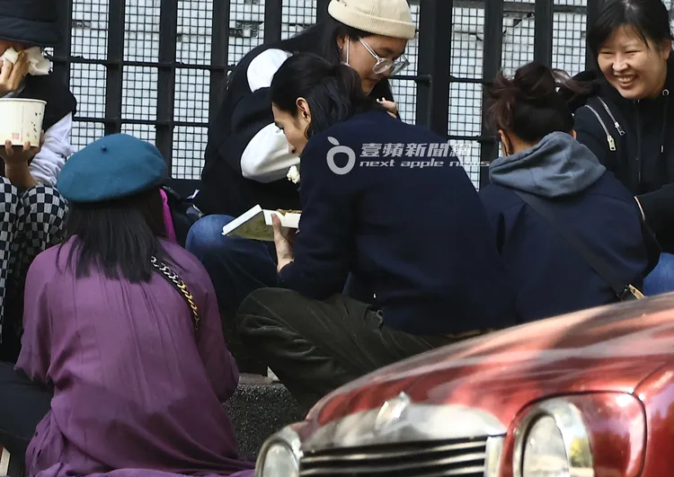 黃河（中）和工作人員一起吃飯，氣氛相當融洽。特勤中心攝