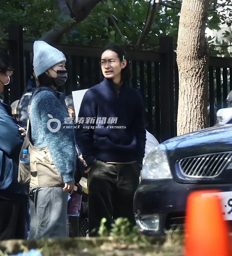 造型師用綠色髮夾幫黃河（右）固定頭髮。特勤中心攝