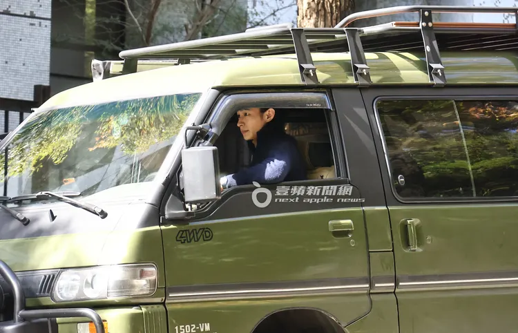 黃河開著手排廂型車準備對戲。特勤中心攝