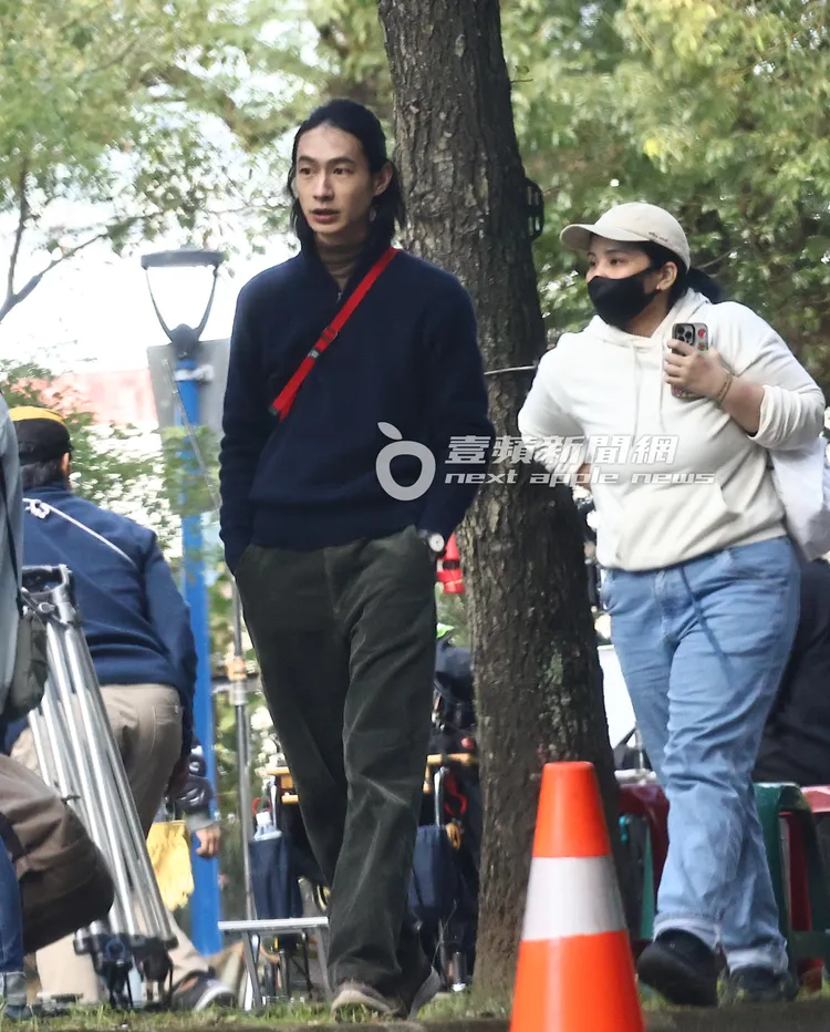 黃河（左）在女助理陪同下，隨時在旁待命，等待拍攝。特勤中心攝