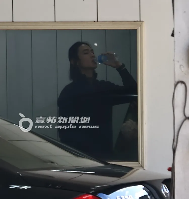 拍攝休息時間，黃河在休息室喝水。特勤中心攝