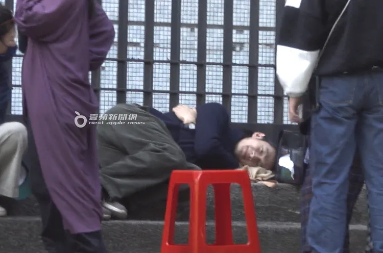 吃飽喝足的黃河隨即躺在石階上，毫無明星架式。特勤中心攝