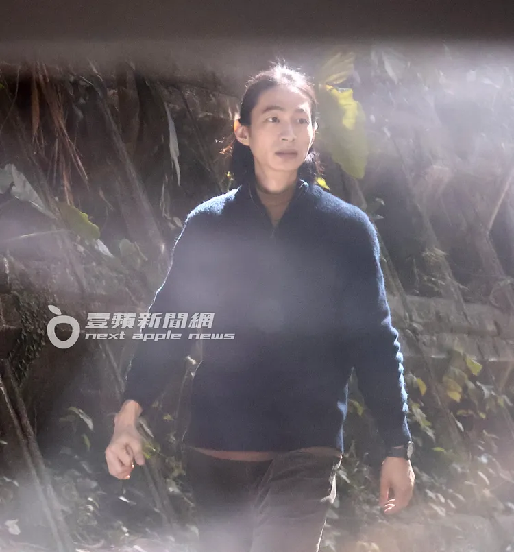 休息片刻後，黃河走回拍攝現場。特勤中心攝