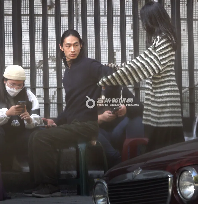 休息時間，黃河（中）和李玲葦打鬧嬉戲。特勤中心攝