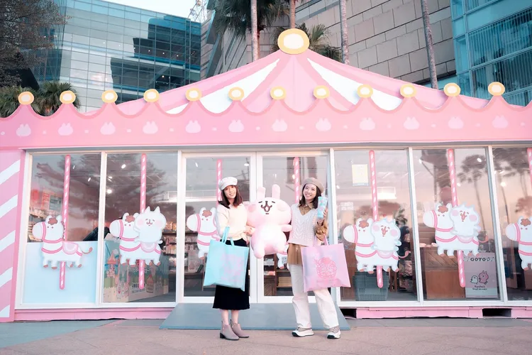 全台首座的《卡娜赫拉的小動物》主題樂園，即日起在高雄統一時代百貨前廣場登場。業者提供