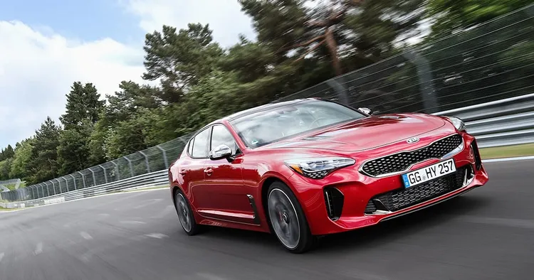 在路況多變、鋪面相對多元的德國紐柏林北賽道，記者曾在當地實際體驗Stinger 3.3 GT中高速精湛的操控實力，留下深刻印象。原廠照片